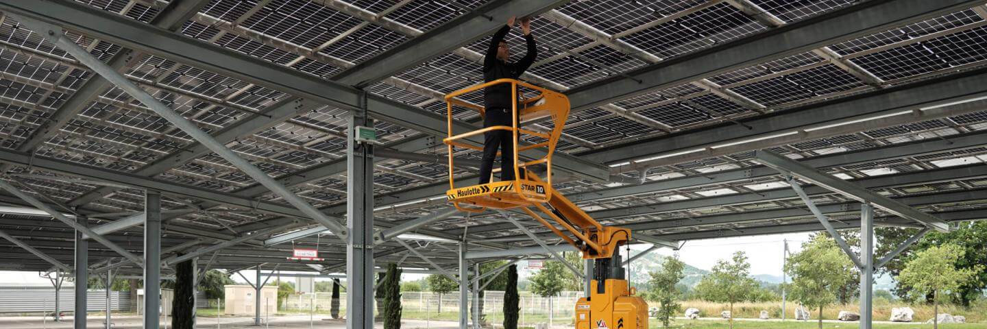 Collaborateur inspectant une ombrière photovoltaïque